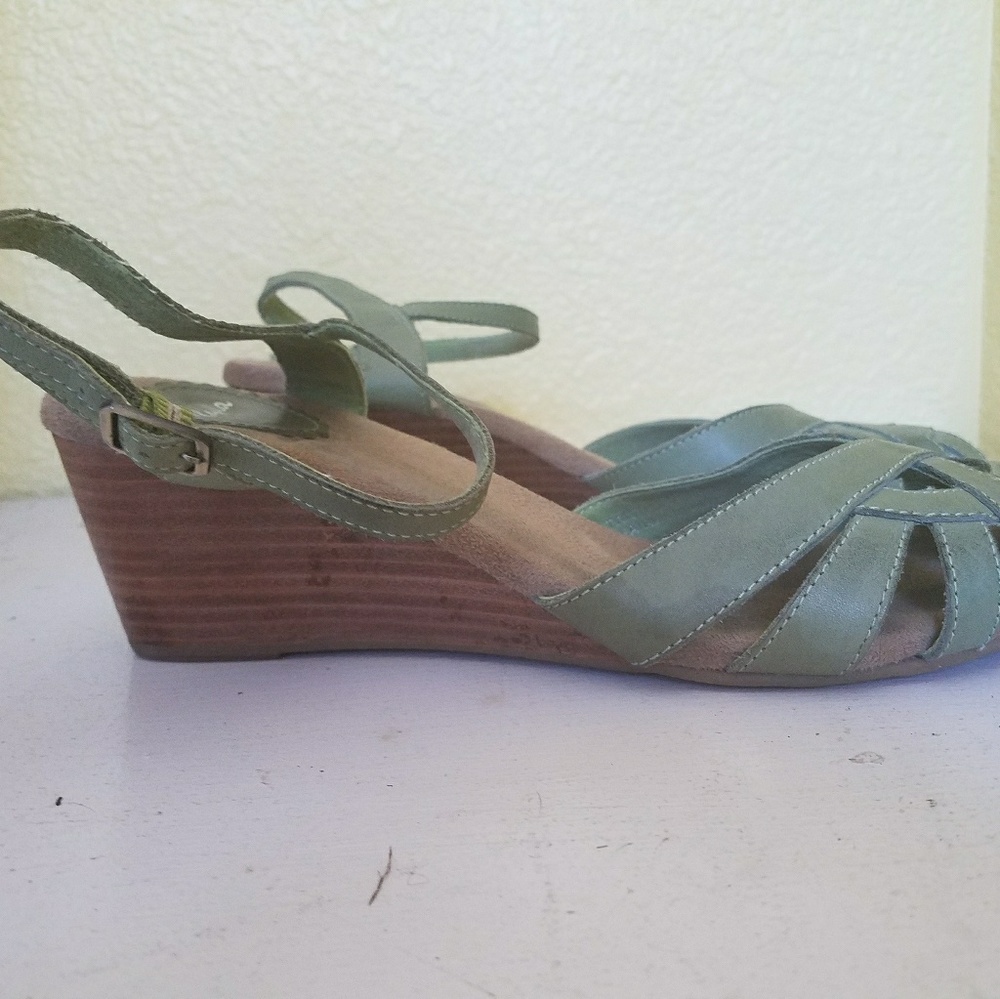Green leather low wedge sandals - Picture 2 of 4